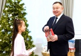 Ирек Файзуллин исполнил мечту москвички Софии, вручив новогодние подарки не только ей, но и её сестре и родителям