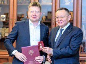 Антон Глушков награждён почётным знаком Минстроя России за заслуги в области строительства
