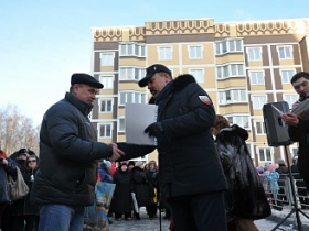 Михаил Мень вручил ключи от новых квартир переселенцам из аварийного жилья в Подмосковье