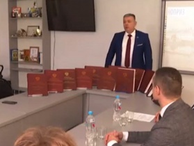 Представитель крымской СРО передал уникальную Антологию НОПРИЗ образовательному учреждению Симферополя