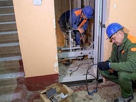 Ростехнадзор разрабатывает порядок привлечения специализированных компаний к техобслуживанию и ремонту лифтов в МКД