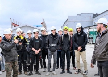 Ассоциация «Сахалинстрой» помогла будущим профессионалам изучить работу домостроительного комбината            