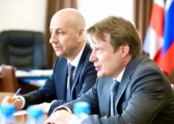 Антон Глушков и спикер парламента Хакасии Сергей Сокол обсудили работу стройотрасли республики