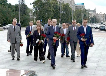 Анвар Шамузафаров посетил Белорусский музей истории Великой Отечественной войны и возложил цветы к Обелиску на площади Победы