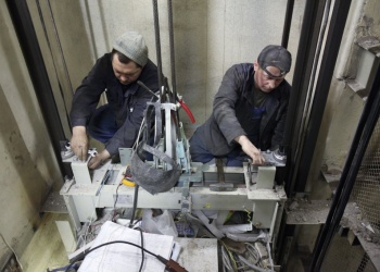 Александр Ломакин и Василий Купызин заверили в том, что российские регионы утвердили планы по замене лифтов в многоквартирных домах