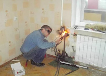 Обои, которые подрядчик обжёг сваркой во время ремонта квартиры, обернулись для столичной СРО солидарной ответственностью