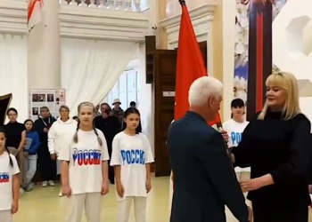 В рамках проводимой по инициативе уральской СРО патриотической акции Знамя Победы доставлено в город Асбест