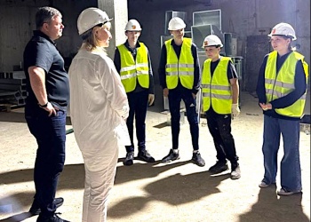 Руководитель курской СРО приехала лично поддержать учеников строительного класса, работающих при возведении МКД