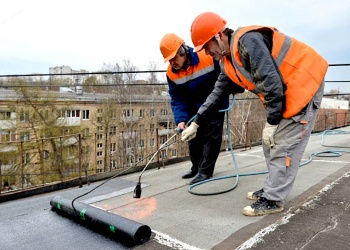 Столичная СРО понесла солидарную ответственность с подрядчиком, залившим квартиру при ремонте крыши, причём вердикт был вынесен без вызова сторон