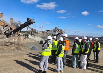 Дальневосточная СРО организовала очередную экскурсию школьников из нового строительного класса на территорию каменного карьера