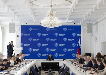 В преддверии 70-летия Дня строителя Ирек Файзуллин наградил представителей важнейшей отрасли России