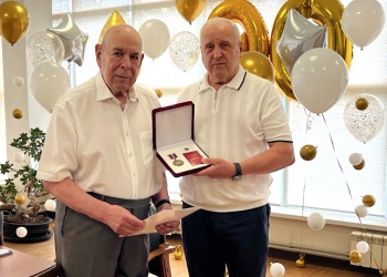 Как руководитель белгородской СРО вручал орден заслуженному строителю к его 90-летнему юбилею
