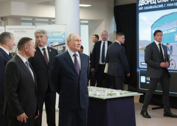 Ирек Файзуллин доложил Владимиру Путину о ключевых инструментах поддержки регионов в ходе осмотра выставки в Бурятии 